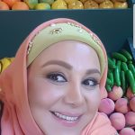 Behnoush Bakhtiari Instagram - طراح گریم:شهرام خلج عزیز.......خانم چمنی میمیره براتون بچه ها.....یه عکس تقدیم به کوچولوایی که با حرفهای خانم چمنی....فهمیدن که باید میوه و سبزیجات بخورن....و تغذیه سالم داشتن رو جزوعادتهای خوب زندگیشون بکنن...اگه میخواین بزرگ بشید....سالم باشید......خوب غذا بخورید....و ساعت دوازده شب نذارید مامانتون به خانواده قورمه سبزی چرب و باقالی پلو گردن چرب بده......آب زیاد بنوشید.......مامان باعث سکته زودهنگام میشه اگه این کارو بکنه.....به بابا بگو سیگارنکشه یا کم بکشه......خانم چمنی و یگانه اش همتون رو دوج دارن........گریم:نسترن ربیعی... #behnooshbakhtiari