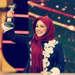 Behnoush Bakhtiari Instagram - تندیس بهترین بازیگر زن تلویزیون به رای مردم عزیزم رو سال گذشته دریافت کردم.....با رایی بالاتر از همه بازیگران زن ومرد تلویزیون‌‌‌‌‌‌..‌....افتخارم اینه که شما مردم عزیز منو انتخاب کردید.....و سریال محله گل و بلبل این تندیس شیرین رو نصیب من کرد‌...از همه عوامل این سریال نهایت تشکر رو دارم......امشب به برنامه سه ستاره دعوتم......ساعت ده وسی ....شبکه سه.... در خدمت شمام با اقای احسان علیخانی عزیز و اقای ارش ظلی پور.....هیچ جایزه ای در جهان اندازه این منو خوشحال نخواهد کرد...چون از دست مردمم و هواداران عزیزم گرفتم.....اسکار نیست‌...ولی برای من که عاشق مردمم....کمتر از اسکار نیست.....من هرچه دارم از شما دارم......هرگز یادم نمیره که احترام شما چقدر واجب است...قدر محبت شمارو میدونم.....امیدوارم بعضی اشتباهات منو که بخاطر احساسی بودنم هست رو ببخشید.....عشق من به شما از ته ته قلبم است.......یاعلی #behnooshbakhtiari @campain_ketabkhani_behnooshia @mortezaimanioriginal