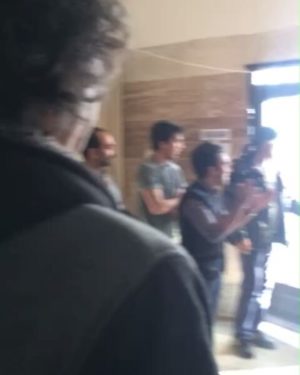 Behnoush Bakhtiari Instagram - خدارو شکر که دوستم دارید و دوستتان دارم...صبح زودخواب خواب رفتم سر فیلمبرداری گل و بلبل و به محض باز شدن در با این صحنه مواجه شدم...تولدم نبود...برق رفته بود و بچه ها ازاین فرصت استفاده کردن که شادی کنن....خوشحالم که با تمام مشکلات همه به هم عشق و انرژی مثبت انتقال میدن...اینکارا رو هم نکنیم دق میکنیم که.....امروز اولین روز از باقی عمر من است....از نو تلاش میکنم و از نو خوب بودن را تمرین.......تولد من اردیبهشته دوستان..#behnooshbakhtiari_video