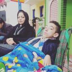 Behnoush Bakhtiari Instagram - دوست خوشگلم ابوالفضل و مادر فداکارش وتبسم دوست خوبم اومدن به دیدنم لوکیشن محله گل وبلبل...ابوالفضل مبتلا به دیستروفی عضلانیست...برای سلامتیش دعا کنید...احمدعلیپور...کارگردان و مسلم آقاجانزاده تهیه کننده ما همیشه جلوی مهمانان...مارو سربلند میکنن... @moslemaghajanzadeh @ahmad_darvishalipour @mohammaddarvish @dariushfarziaee @abolfazloff.offical @abolfazloff.offical #behnooshbakhtiari_video