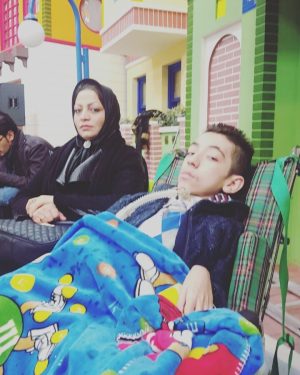 Behnoush Bakhtiari Instagram - دوست خوشگلم ابوالفضل و مادر فداکارش وتبسم دوست خوبم اومدن به دیدنم لوکیشن محله گل وبلبل...ابوالفضل مبتلا به دیستروفی عضلانیست...برای سلامتیش دعا کنید...احمدعلیپور...کارگردان و مسلم آقاجانزاده تهیه کننده ما همیشه جلوی مهمانان...مارو سربلند میکنن...
@moslemaghajanzadeh 
@ahmad_darvishalipour 
@mohammaddarvish 
@dariushfarziaee
@abolfazloff.offical 
@abolfazloff.offical
#behnooshbakhtiari_video