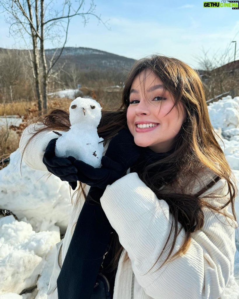 Bela Fernandes Instagram - Uma criança feliz que nunca viu a neve, um boneco de neve e algo que o João tentou fazer mas não é um boneco de neve Central Valley, New York