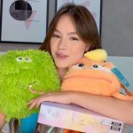 Bela Fernandes Instagram - Essas são algumas das MUITAS NOVIDADES de Ovos de Páscoa Infantis da @cacaushow! Tem um presente mais lindo que o outro. O meu favorito é o ovo Bytes que vem com esse fone MA-RA-VI-LHO-SO. Eu estou apaixonada! 🥰 Já corre pra loja mais próxima para garantir os seus!