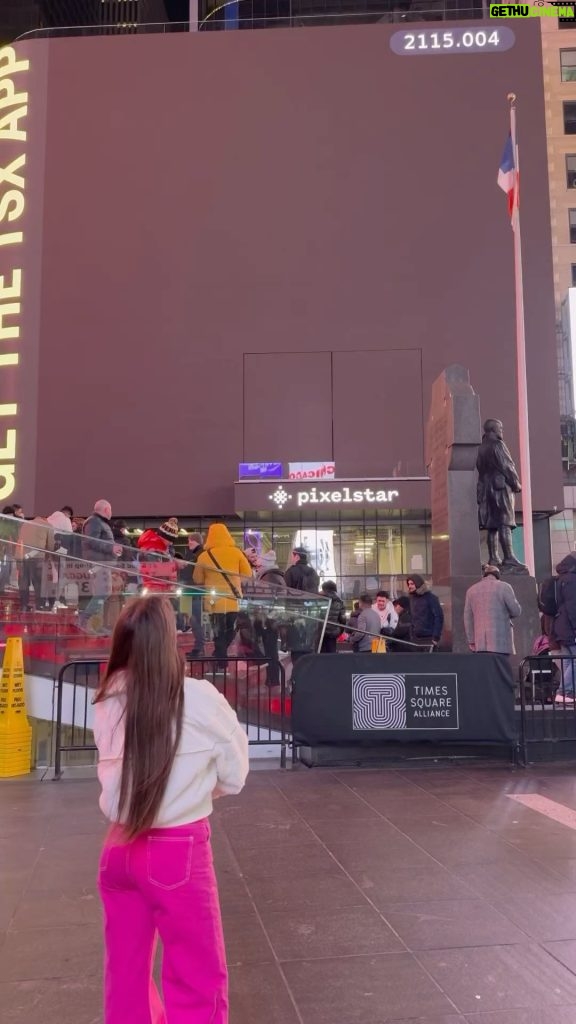 Bela Fernandes Instagram - É parece que @oficialfazendomeufilme chegou aqui em NY 😍 obrigada aos fãs que fizeram isso com tanta carinho, se você ainda não assistiu CORRE pra assistir na Prime Vídeo!!!! Times Square, New York City