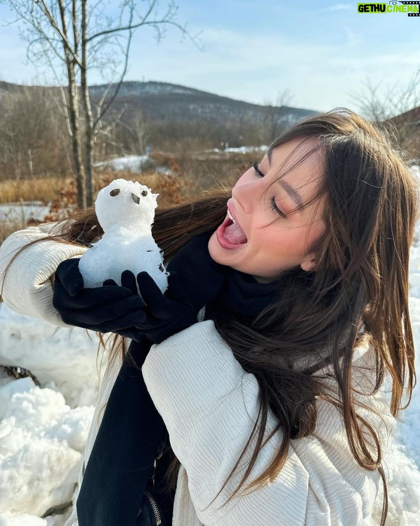 Bela Fernandes Instagram - Uma criança feliz que nunca viu a neve, um boneco de neve e algo que o João tentou fazer mas não é um boneco de neve Central Valley, New York