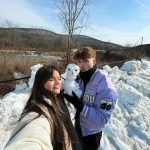 Bela Fernandes Instagram - Uma criança feliz que nunca viu a neve, um boneco de neve e algo que o João tentou fazer mas não é um boneco de neve Central Valley, New York
