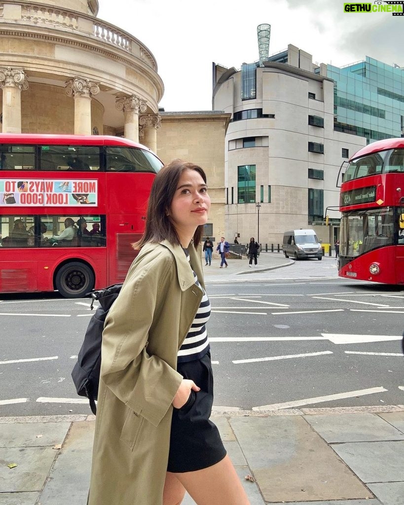 Bela Padilla Instagram - The bus is a paid actor. Fresh cut, fresh start. Yes, you can start again in July. You can start again anytime. ❤️ 💇🏻‍♀️ @elle_la_vie @scessentialsuk thank you ❤️ London, United Kingdom