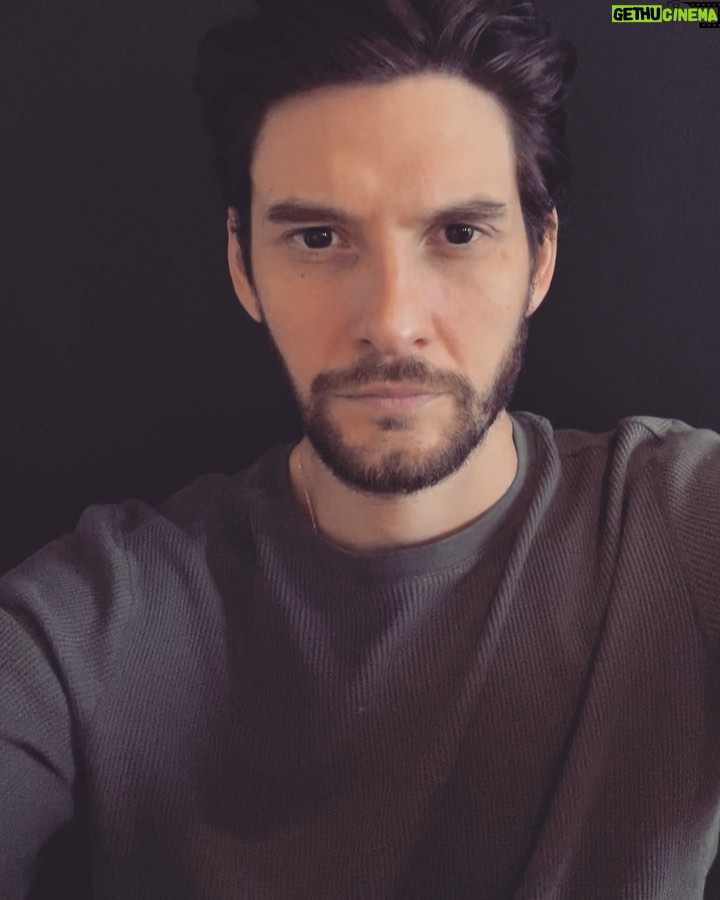 Ben Barnes Instagram - HAPPY NEW YEAR! …Here’s a little poem I wrote. Here’s to a healthy, healing, happy, hopeful 2022 💫❤️🍾💗🎉🖤💫 #happynewyear #2022