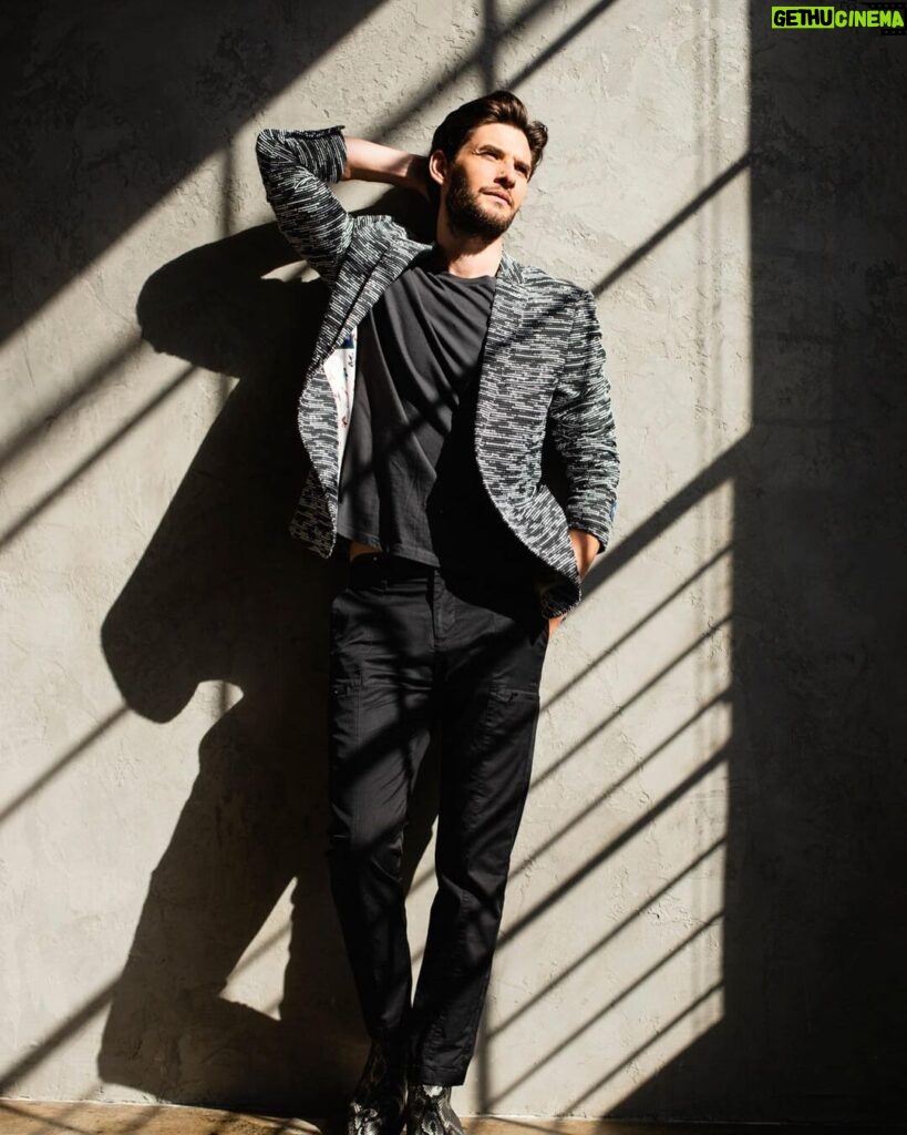 Ben Barnes Instagram - New article and photos in @1883magazine 📝 @sydneybolen 📸 @mallorymturner 👕 @sky_is_dlimit 💇🏻 @mmmyyaaaa Production @kelseyjbarnes