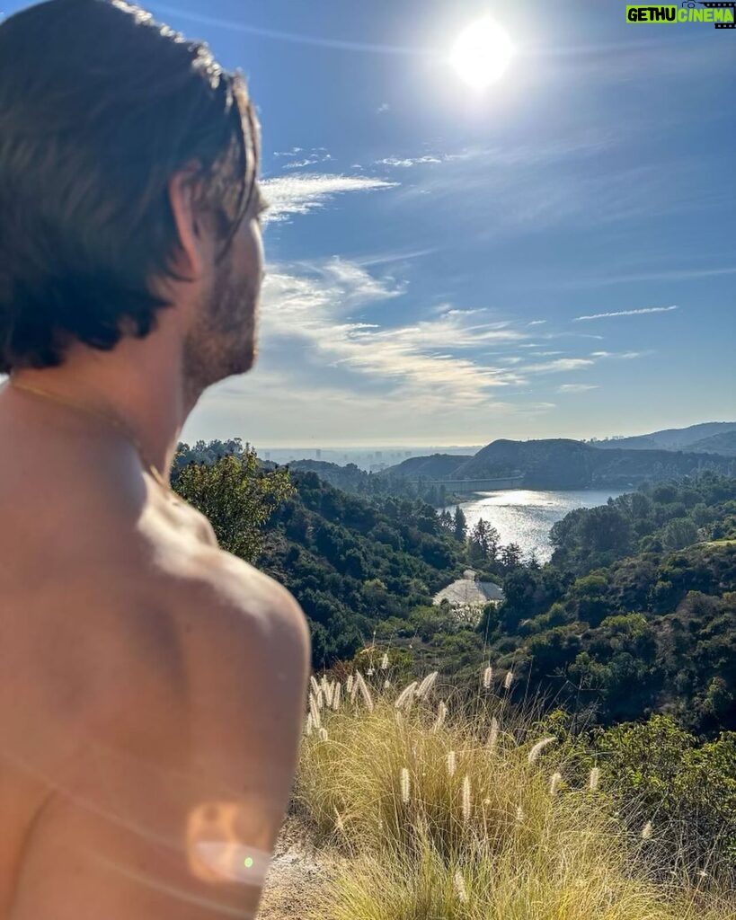 Ben Barnes Instagram - My favourite place… 1. ☀️🌲 2. 📷🌁 3. 🦁🌾 4. 🏃🏻🎧 Neverland