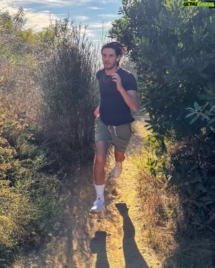 Ben Barnes Instagram - My favourite place… 1. ☀️🌲 2. 📷🌁 3. 🦁🌾 4. 🏃🏻🎧 Neverland