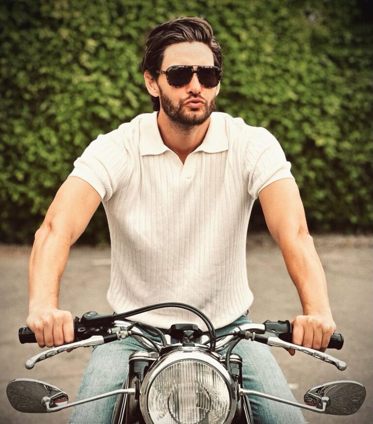 Ben Barnes Instagram - I was totally obsessed with motorbikes when I was 6… today I am 42 (swipe ➡️) and I still have no idea how to ride one… but I can sit on one with the best of them! Even as a kid, I never allowed myself to dream of having a life as thrilling as the one I am living and much of that is thanks to all of your endless, unwavering and passionate support! Thank you for all the thoughtful, creative, beautiful birthday wishes. It fills me with gratitude and joy. ~You are all my ride or dies~ ❤️ 📷 1: mum or dad (they can’t remember!) 📷 2: @nealrlett