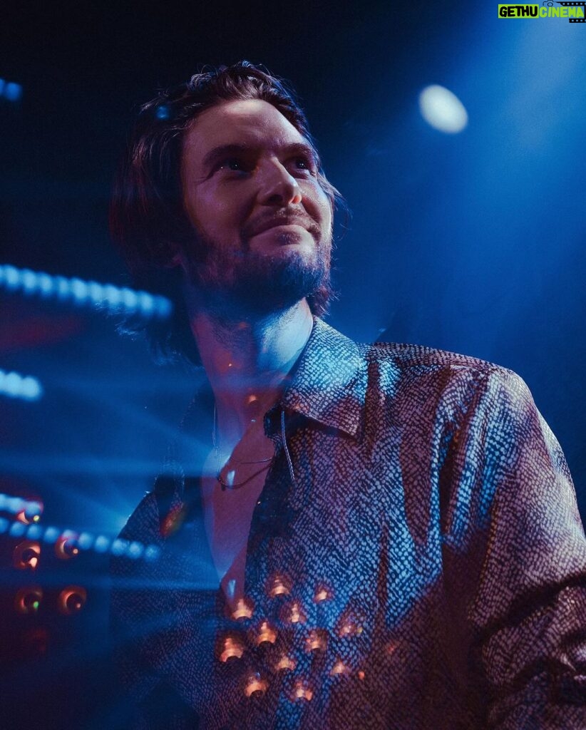Ben Barnes Instagram - The Troubadour was a dream, again… Thank you for showing up and singing and dancing and clapping your hands and laughing and sharing the buzz with us on this special night! Thank you to my brilliant, beautiful band of superstars! And thank you @nataliejphotos & @xamnil for these wonderful photos @johnvarvatos for the fit 💙