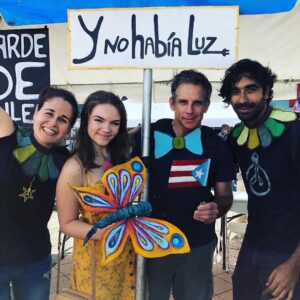Ben Stiller Instagram - Great visit with @Ella.stiller in #ToaAlta #puertorico today... @y.no.habia.luz is a wonderful arts organization helping people post #hurricanemaria rebuild their lives. 
#Repost @y.no.habia.luz with @get_repost
・・・
Nos visitó un actor y su hija al taller en Toa Alta. Su humildad y compromiso con las artes y la humanidad está a la talla de su talento. Gracias @benstiller @ella.stiller 🔌🇵🇷💡