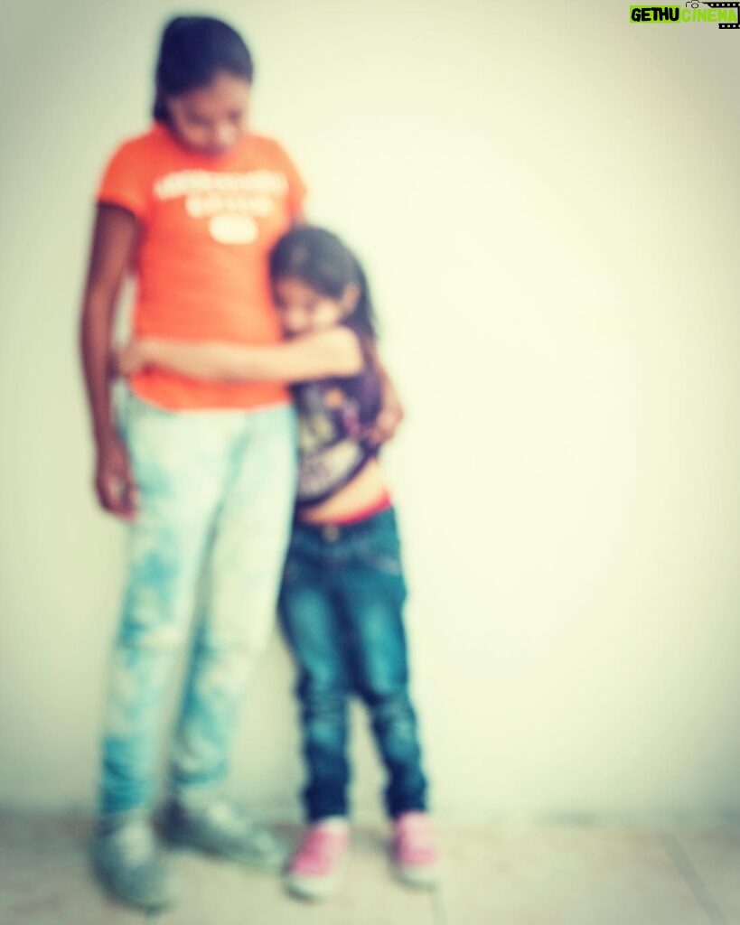 Ben Stiller Instagram - This awesome photo is by my friend @michaelmuller7, from our recent trip with @refugees to Guatemala. Out of focus because we can’t show you their faces. These kids and parents fear retribution from gangs who perpetrate violence and extortion and sexual trafficking in many parts of Central America. These kids need a voice and understanding and most of all compassion. They flee for their lives and looking for safety. #withrefugees