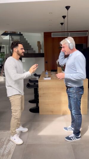 Benjamin Samat Instagram - La réaction de notre famille quand on leur a annoncé que l’on attendait un bébé 👶🏻🥹
On a essayé de l’annoncer de façon différente à chaque fois pour les surprendre. C’était amusant et extrêmement touchant aussi. Tout ces moments resteront inoubliables ❤️ 6 minutes de pur bonheur 🥰