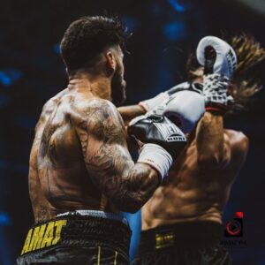 Benjamin Samat Instagram - Bim bam boum 💥🤯 Likez ceux qui veulent la revanche et commentez pour donner vos pronostics pour le deuxième combat 🥊 📸 @jonykeympictures