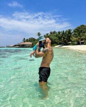 Benjamin Samat Instagram - Moment de pur bonheur aux Maldives ❤️🌴 Papa comblé 🥹