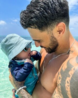 Benjamin Samat Instagram - Moment de pur bonheur aux Maldives ❤️🌴 Papa comblé 🥹