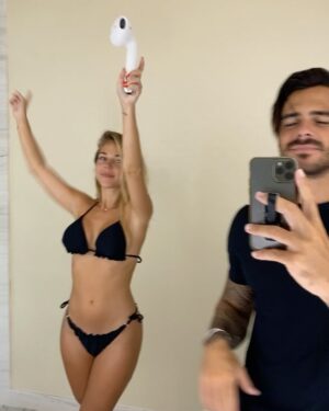 Benjamin Samat Instagram - Mon amour, pour ton anniversaire je t’écris ces quelques mots…. MERCI ! Merci d’être toi, de m’avoir fait découvrir la signification du mot « Fusionnel » car c’est ce que nous sommes. Tu mérites le bonheur éternel et je ferai tout pour te l’apporter. 
Aujourd’hui tu portes mon nom et notre enfant dans ton ventre et ça en moins de 2 ans, 2 ans seulement et pourtant j’ai l’impression de te connaître depuis toujours, comme si nous avions déjà vécu cet amour dans d’autres vies, comme si nous étions destinés l’un à l’autre jusqu’à l’infini, comme si nous nous retrouvions à chaque fois qu’importe l’époque, le lieu, les circonstances nous sommes destinés. Il n’y a qu’à voir notre rencontre … je ne crois pas au hasard ! 

Alors voilà ma destinée je te souhaite un Joyeux anniversaire, continue d’être la femme exceptionnelle que je connais, continue d’être aussi joyeuse, souriante, rigolote, aimante, ambitieuse, loyale, intelligente et j’en passe !!! 
Continue d’être toi tout simplement ! 
JE T’AIME MADDY SAMAT ❤️
