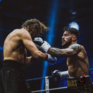 Benjamin Samat Instagram - Bim bam boum 💥🤯 Likez ceux qui veulent la revanche et commentez pour donner vos pronostics pour le deuxième combat 🥊 📸 @jonykeympictures
