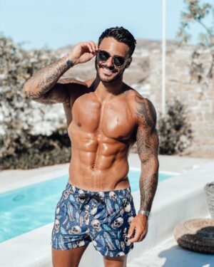 Benjamin Samat Instagram - Avec ma chérie, mes amis et mes abdos, nous sommes tous très bien arrivés à Mykonos 🇬🇷 😎
