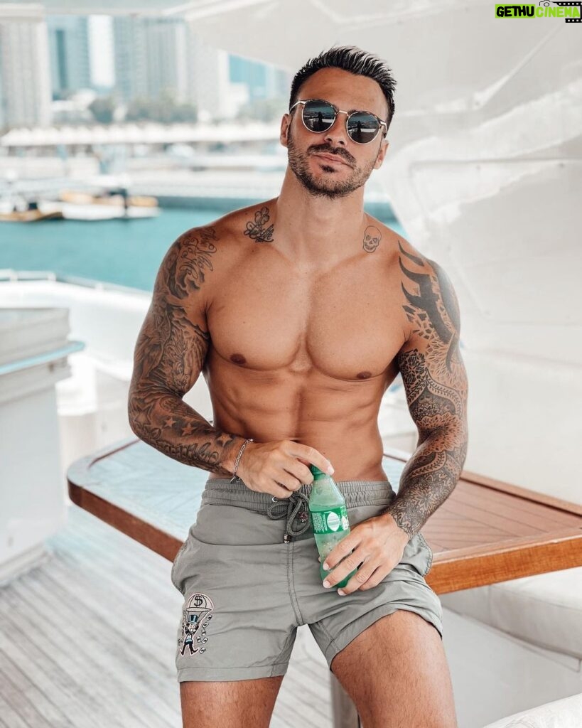 Benjamin Samat Instagram - Journée bateau 🛥 Photo 1 = un homme heureux 🙂 Photo 2 = un homme super heureux 😁 Dubai, United Arab Emirates