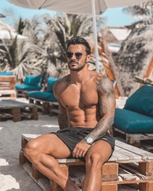 Benjamin Samat Instagram - 9 Novembre à la plage … C’est la vie que j’ai décidé de mener 😎