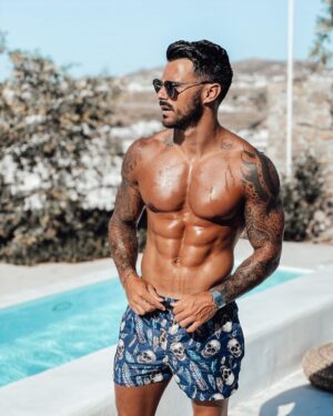 Benjamin Samat Instagram - Avec ma chérie, mes amis et mes abdos, nous sommes tous très bien arrivés à Mykonos 🇬🇷 😎