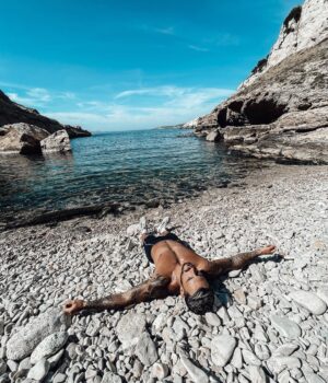 Benjamin Samat Instagram - Ce matin je suis vraiment sorti de ma zone de confort pour aller faire mon 1er Trail dans les calanques de Marseille. Résultat 2h 14km 800m de dénivelé ⛰😵‍💫 très dur très intense mais très fier de nous 💪🏽@nico_ferrero_23 @mike_r.10 @smilefit13 ! Plus de photos et vidéos dans ma story