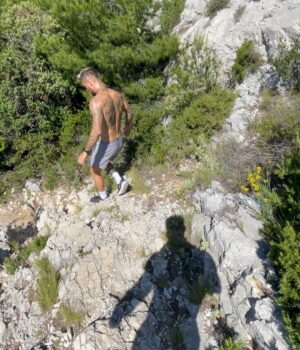 Benjamin Samat Instagram - Ce matin je suis vraiment sorti de ma zone de confort pour aller faire mon 1er Trail dans les calanques de Marseille. Résultat 2h 14km 800m de dénivelé ⛰😵‍💫 très dur très intense mais très fier de nous 💪🏽@nico_ferrero_23 @mike_r.10 @smilefit13 ! Plus de photos et vidéos dans ma story