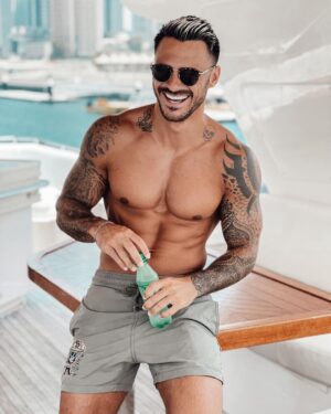 Benjamin Samat Instagram - Journée bateau 🛥 
Photo 1 = un homme heureux 🙂
Photo 2 = un homme super heureux 😁
