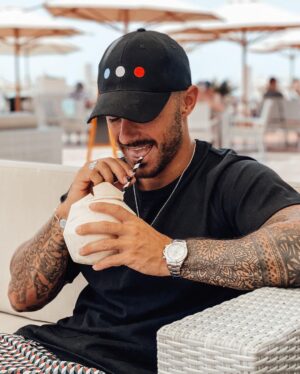 Benjamin Samat Instagram - Vous êtes plutôt casquettes, ou sans-casquette ??? 😎😊 
Identifie tes amis qui aiment trop porter des casquettes 😁 
I 
I 
Tout ceux qui m’envoient des mp depuis des mois pour savoir quelle est la marque des casquettes que je porte tout le temps dans mes stories, il s’agit des casquettes de la marque ETC 🔥 
N’hésitez pas à jeter un coup d’oeil à leur insta @casquettesetc 😉 
I 
I 
Ce sont des casquettes en tissus denim, gabardine, velours, natté de très bonnes qualités ! 👍🏼 
Que vous recevez dans un packaging original et réutilisable : panier en bambou 🌸 
I 
I 
Bénéficiez pendant 48h de -15% avec le code promo : BENJIETC sur le site www.casquettesetc.fr ❤️ 
#SebJaillard 
#environnement 
#casquettes 
#tissusbio 
#gots 
#etc