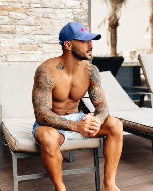 Benjamin Samat Instagram - Vous êtes plutôt casquettes, ou sans-casquette ??? 😎😊 
Identifie tes amis qui aiment trop porter des casquettes 😁 
I 
I 
Tout ceux qui m’envoient des mp depuis des mois pour savoir quelle est la marque des casquettes que je porte tout le temps dans mes stories, il s’agit des casquettes de la marque ETC 🔥 
N’hésitez pas à jeter un coup d’oeil à leur insta @casquettesetc 😉 
I 
I 
Ce sont des casquettes en tissus denim, gabardine, velours, natté de très bonnes qualités ! 👍🏼 
Que vous recevez dans un packaging original et réutilisable : panier en bambou 🌸 
I 
I 
Bénéficiez pendant 48h de -15% avec le code promo : BENJIETC sur le site www.casquettesetc.fr ❤️ 
#SebJaillard 
#environnement 
#casquettes 
#tissusbio 
#gots 
#etc