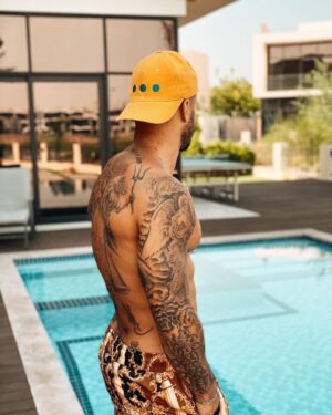 Benjamin Samat Instagram - Vous êtes plutôt casquettes, ou sans-casquette ??? 😎😊 
Identifie tes amis qui aiment trop porter des casquettes 😁 
I 
I 
Tout ceux qui m’envoient des mp depuis des mois pour savoir quelle est la marque des casquettes que je porte tout le temps dans mes stories, il s’agit des casquettes de la marque ETC 🔥 
N’hésitez pas à jeter un coup d’oeil à leur insta @casquettesetc 😉 
I 
I 
Ce sont des casquettes en tissus denim, gabardine, velours, natté de très bonnes qualités ! 👍🏼 
Que vous recevez dans un packaging original et réutilisable : panier en bambou 🌸 
I 
I 
Bénéficiez pendant 48h de -15% avec le code promo : BENJIETC sur le site www.casquettesetc.fr ❤️ 
#SebJaillard 
#environnement 
#casquettes 
#tissusbio 
#gots 
#etc
