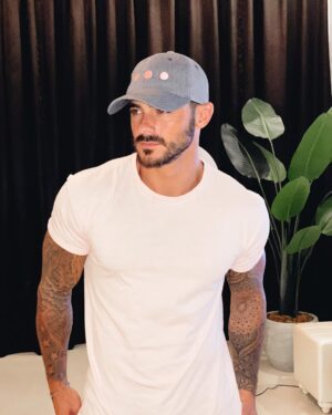 Benjamin Samat Instagram - Vous êtes plutôt casquettes, ou sans-casquette ??? 😎😊 
Identifie tes amis qui aiment trop porter des casquettes 😁 
I 
I 
Tout ceux qui m’envoient des mp depuis des mois pour savoir quelle est la marque des casquettes que je porte tout le temps dans mes stories, il s’agit des casquettes de la marque ETC 🔥 
N’hésitez pas à jeter un coup d’oeil à leur insta @casquettesetc 😉 
I 
I 
Ce sont des casquettes en tissus denim, gabardine, velours, natté de très bonnes qualités ! 👍🏼 
Que vous recevez dans un packaging original et réutilisable : panier en bambou 🌸 
I 
I 
Bénéficiez pendant 48h de -15% avec le code promo : BENJIETC sur le site www.casquettesetc.fr ❤️ 
#SebJaillard 
#environnement 
#casquettes 
#tissusbio 
#gots 
#etc