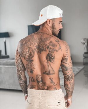 Benjamin Samat Instagram - Vous êtes plutôt casquettes, ou sans-casquette ??? 😎😊 
Identifie tes amis qui aiment trop porter des casquettes 😁 
I 
I 
Tout ceux qui m’envoient des mp depuis des mois pour savoir quelle est la marque des casquettes que je porte tout le temps dans mes stories, il s’agit des casquettes de la marque ETC 🔥 
N’hésitez pas à jeter un coup d’oeil à leur insta @casquettesetc 😉 
I 
I 
Ce sont des casquettes en tissus denim, gabardine, velours, natté de très bonnes qualités ! 👍🏼 
Que vous recevez dans un packaging original et réutilisable : panier en bambou 🌸 
I 
I 
Bénéficiez pendant 48h de -15% avec le code promo : BENJIETC sur le site www.casquettesetc.fr ❤️ 
#SebJaillard 
#environnement 
#casquettes 
#tissusbio 
#gots 
#etc