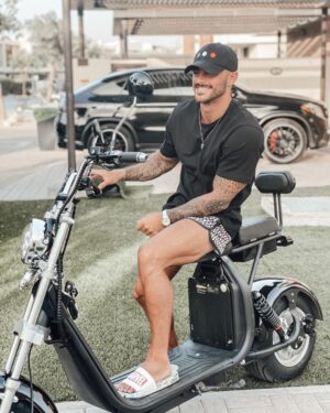 Benjamin Samat Instagram - Vous êtes plutôt casquettes, ou sans-casquette ??? 😎😊 
Identifie tes amis qui aiment trop porter des casquettes 😁 
I 
I 
Tout ceux qui m’envoient des mp depuis des mois pour savoir quelle est la marque des casquettes que je porte tout le temps dans mes stories, il s’agit des casquettes de la marque ETC 🔥 
N’hésitez pas à jeter un coup d’oeil à leur insta @casquettesetc 😉 
I 
I 
Ce sont des casquettes en tissus denim, gabardine, velours, natté de très bonnes qualités ! 👍🏼 
Que vous recevez dans un packaging original et réutilisable : panier en bambou 🌸 
I 
I 
Bénéficiez pendant 48h de -15% avec le code promo : BENJIETC sur le site www.casquettesetc.fr ❤️ 
#SebJaillard 
#environnement 
#casquettes 
#tissusbio 
#gots 
#etc