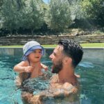 Benjamin Samat Instagram - L’amour inconditionnel ❤️ petit moment dans la piscine avec mon mini-moi ☺️ Marseille, France