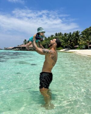 Benjamin Samat Instagram - Moment de pur bonheur aux Maldives ❤️🌴 Papa comblé 🥹
