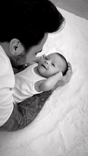 Benjamin Samat Instagram - Quel bonheur indescriptible ❤️👶🏻