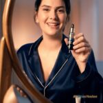 Bergüzar Korel Instagram - Yaşlanmanın etkileri ile mücadele etmeye gece bakımından devam edelim mi? 😉 Anti-age Global serisinin onarıcı yağlarla zenginleştirilmiş gece serumu sayesinde cildimiz için en doğru bakımı yapmak hem kolay hem de doğal! 2 kat daha fazla bitki kök hücresi içeren formülü, 10 farklı yaşlanma karşıtı etkisiyle cildimizin yenilenmesine destek oluyor. Hem de bunu, gece biz uyurken yapıyor🌛 Siz de güne yenilenmiş bir ciltle uyanmaya ne dersiniz? 🙌🏻 #yvesrocher #antiageglobal #yvesrocherantiageglobal #bergüzarkorel #geceserumu #gecebakımı #köktenyenilen