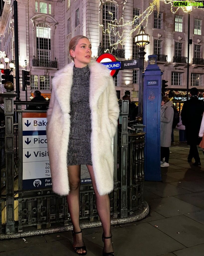 Bergüzar Korel Instagram - İki senelik Londra maceramda ilk kez girls night out olmuştur🎄 @iremberberoglu Piccadilly Circus’da hayal ettiği fotoğraflarımı çekmiştir. Ayrıca çorap bir kültürdür. Ben çorap kadınıyım. Sen giyersin giymezsin beni ilgilendirmez. Ben çorap severim. Bu başka bir şeydir. Mesela bu kraliyet ailesinde bir kuraldır.