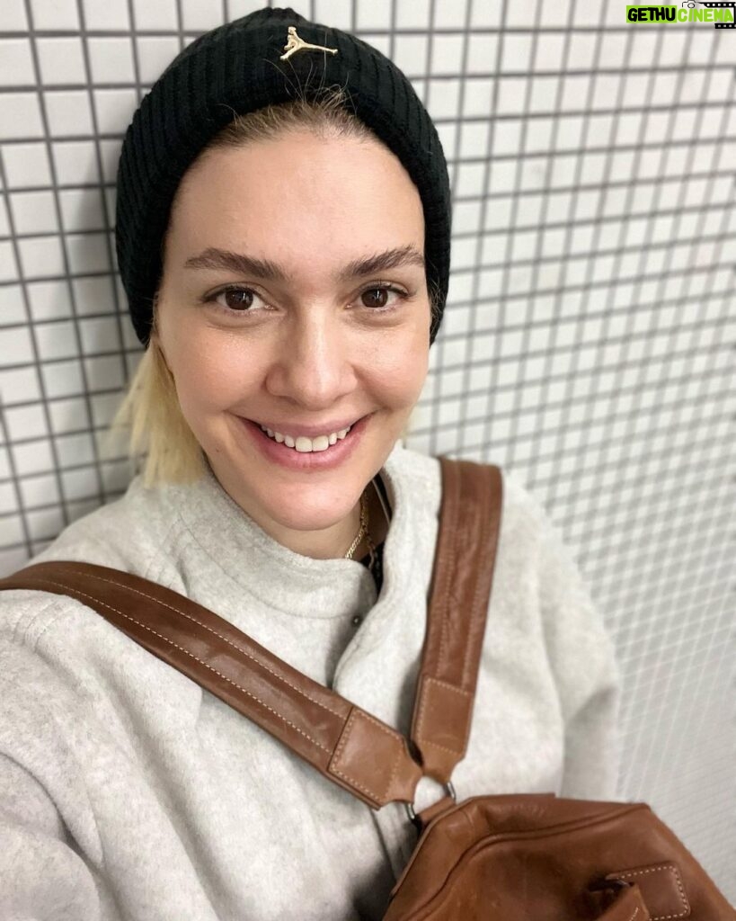 Bergüzar Korel Instagram - Two faces of my life.. Full of shine and crowds ,on the other side quite,cozy,but always happy🤍