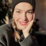 Bergüzar Korel Instagram - Bugün baş başa kaçtık evden, Nehir kenarında bisiklete bindik, Sonra yemeğe oturduk, Uyurken hep izler beni, Güzelliğimin gölgesinde uyuyakalır, Onu anlatıyor.. Bu romantik anlarımızı sizlerle paylaşmak istedim. Biraz ilham almak isterseniz yana kaydırmanız yeterli.. edt:Başak olanlar beni anladı♍️