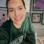 Bergüzar Korel Instagram - Mutfak camından yüzüme vuran güneşi yakalamanın mutluluğu ile günaydın,bu köşede bana çok ekmek çıkar🥐