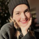Bergüzar Korel Instagram - Bugün baş başa kaçtık evden, Nehir kenarında bisiklete bindik, Sonra yemeğe oturduk, Uyurken hep izler beni, Güzelliğimin gölgesinde uyuyakalır, Onu anlatıyor.. Bu romantik anlarımızı sizlerle paylaşmak istedim. Biraz ilham almak isterseniz yana kaydırmanız yeterli.. edt:Başak olanlar beni anladı♍️