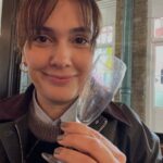 Bergüzar Korel Instagram - İlk seferinde aç karnına koca bi paket peynirli cips yiyip mide spazmı geçirdiğim ve ağrıdan sızdığım için hiçbir şey anlamamıştım,bu yüzden bugün ikinci kez geldik,yine aklımı oynattım,bu sefer Satine ve Christan farklı bir casttı,geçen oyunda dansçılar arasında enerjisiyle herkesi kendisine hayran bırakan hamile dansçı yoktu yerine bi başkası vardı,tüm temsil boyunca düşündüm doğurdu mu naaptı acaba diye😂 Bi de yere düşüp kırılmasın diye çantama koyduğum şampanya bardağını bi güzel alıp çıkmışım,inşallah Büyük Britanya Adası polisi peşime düşmez,teşekkürler💂‍♂️🚔