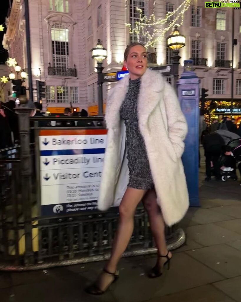 Bergüzar Korel Instagram - İki senelik Londra maceramda ilk kez girls night out olmuştur🎄 @iremberberoglu Piccadilly Circus’da hayal ettiği fotoğraflarımı çekmiştir. Ayrıca çorap bir kültürdür. Ben çorap kadınıyım. Sen giyersin giymezsin beni ilgilendirmez. Ben çorap severim. Bu başka bir şeydir. Mesela bu kraliyet ailesinde bir kuraldır.