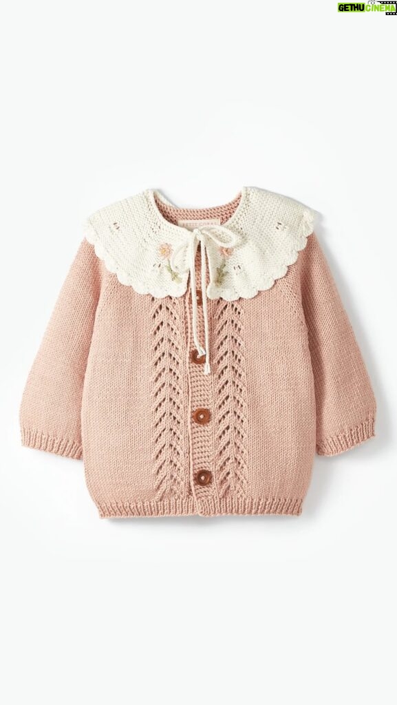 Bergüzar Korel Instagram - I grew up wearing handmade cardigans, so I wanted my kids to experience the warmth and safety of handmade clothing, just like me. The Petit Coral Handmade Collection is now available on petitcoral.com Let’s create warm and safe winter memories for our kids! ☺️🤍🪸